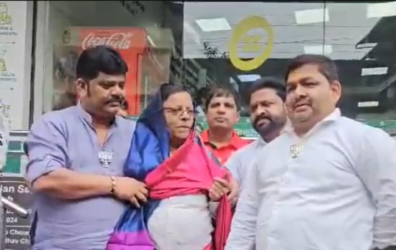 BJP workers in Maharashtra make Congress